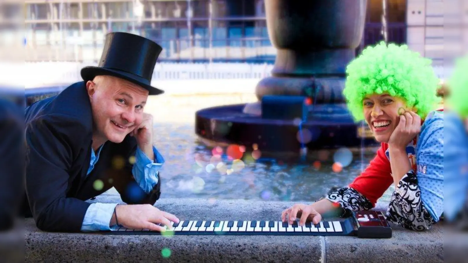 Anne Schätz am Klavier als KiKolino und Tenor Kevin Conners bringen Kinder klassische Musik nahe. (Foto: Liana Conners)