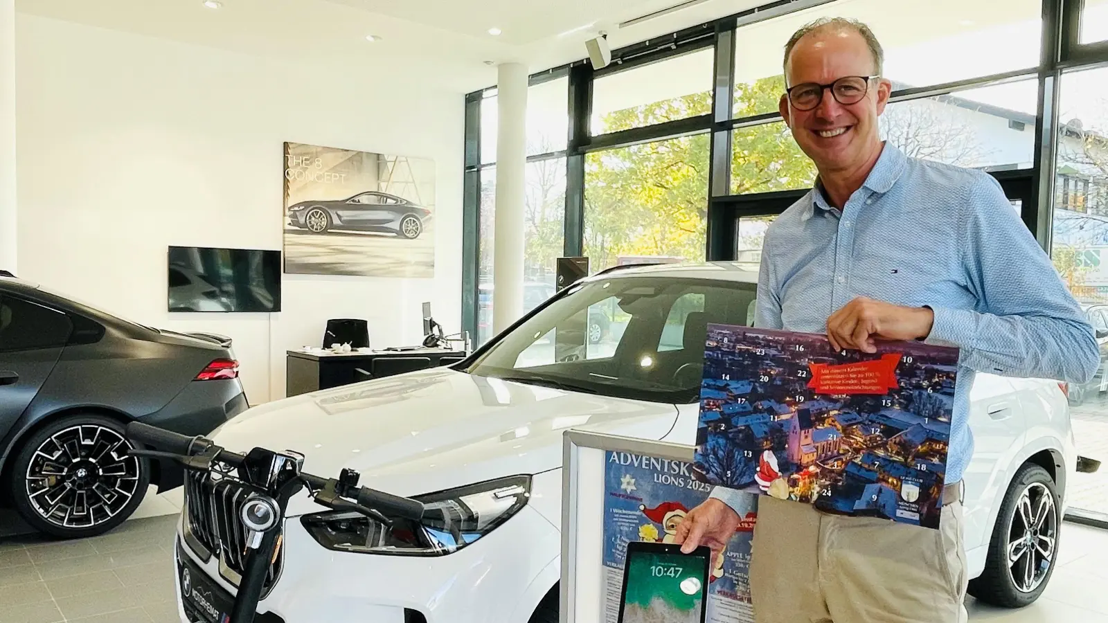 Adolph Hengge vom Lions-Club München König Otto präsentiert den neuen Kalender und die Hauptpreise für die Gewinner. (Foto: hw)