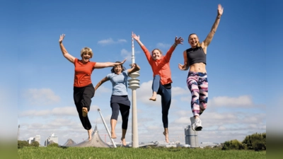 Da kommt Freude auf! Beim Freizeitsport-Programm „Fit im Park” findet jeder und jede wieder zu seiner und ihrer Sommerform. (Foto: © Tobias Hase/Referat für Bildung und Sport)