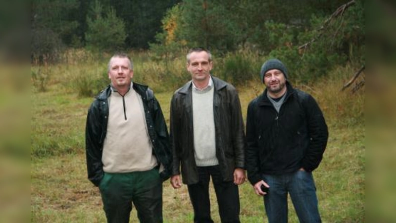 „Sowohl qualitativ als auch quantitativ ist das Gebiet in hervorragendem Zustand.“ Sebastian Werner vom LBV, Landschaftsplaner Frank Karrer und Nikolaus Brandmair (v.l.) am Eingang zum Biotopwald an der Pentenrieder Straße. (Foto: US)