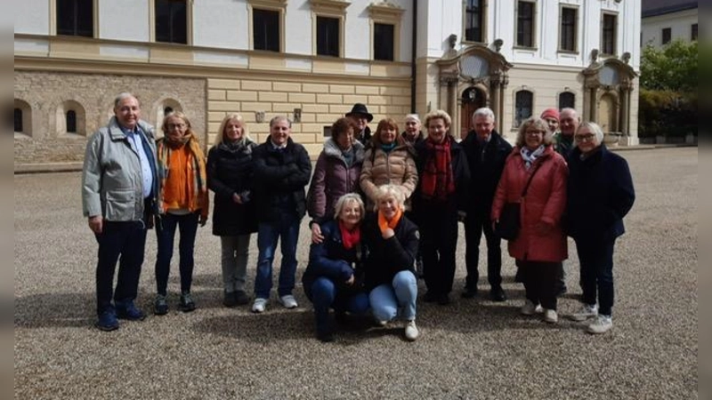 Die Ausflugsgruppe vor dem Schloss St. Emmeram in Regensburg. (Foto: Sennioren Union)