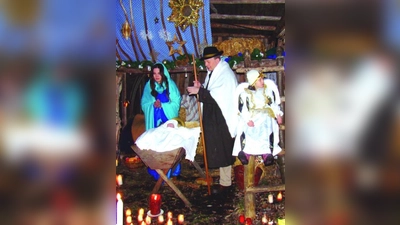 Ein junges Ehepaar mit ihrem wenige Monate alten Baby mimte bei der Waldweihnacht der Kolpingsfamilie die Heilige Familie und bescherte ein unvergessliches Weihnachtserlebnis. (Foto: pi)