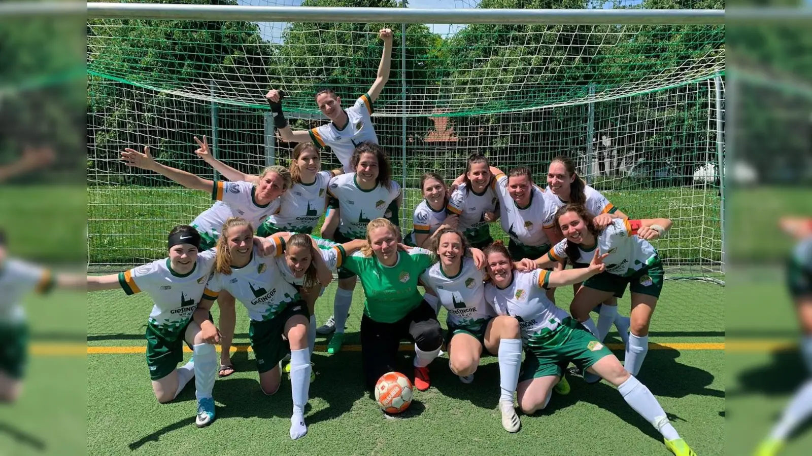 Ein starkes Team auf und neben dem Platz: Die Fußballerinnen des TSV Moosach-Hartmannshofen suchen eine neue Torfrau. Zuletzt standen Feldspielerinnen im Tor. (Foto: Verein)