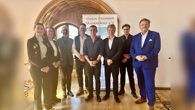 Laetitia Siebner, Maria Osterhuber-Völkl, Michael Sommer, Robert Rebele, Martin Schmitt, Christopher Gördes, Tassilo Probst und Marc Mast (v.l.) bei der Preisverleihung im Pasinger Rathaussaal. (Foto: Ulrike Seiffert)