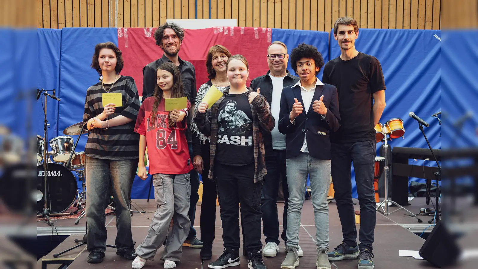 Die jungen Moderatoren des Abends mit (hinten von links) den Organisatoren Philipp Höfer und Hala Baalbaki, Schulleiter Christian Albrecht sowie Organisator Michael Hahn. (Foto: Aktion Sonnenschein / Matthias Kostya)