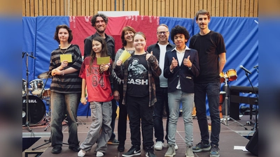 Die jungen Moderatoren des Abends mit (hinten von links) den Organisatoren Philipp Höfer und Hala Baalbaki, Schulleiter Christian Albrecht sowie Organisator Michael Hahn. (Foto: Aktion Sonnenschein / Matthias Kostya)