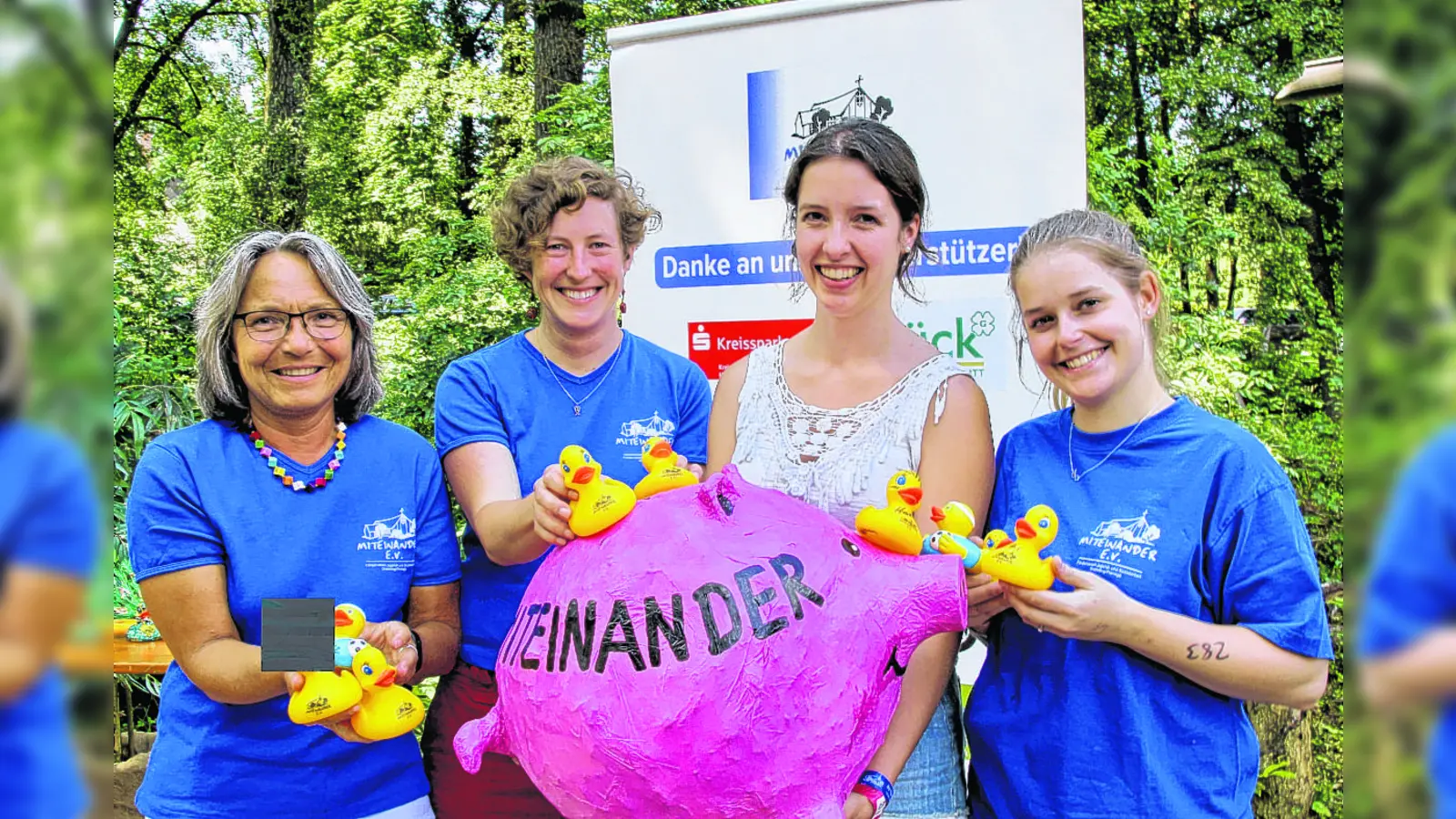 Heuer soll es wieder ein Entenrennen geben, nämlich am 24. Juni.<br>Das Foto aus 2018 zeigt Gründungsmitglied Anneliese Bradel, die damalige Diakonin Monika Protze sowie die beiden Vorstandsmitglieder Rebecca Krause und Bettina Anselm (v.l.) beim Entenrennstart. (Foto: us/archiv)