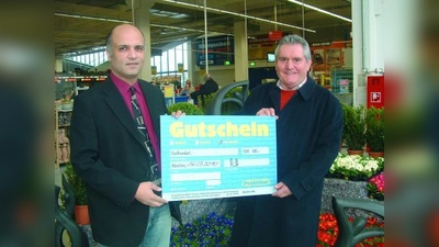 Marktleiter Soheil Riahi (l). überreichte dem strahlenden Helmut Lolacher den 500-Euro-Gutschein für einen ausgiebigen Einkauf im Praktiker-Markt in Neuaubing. (Foto: bb)