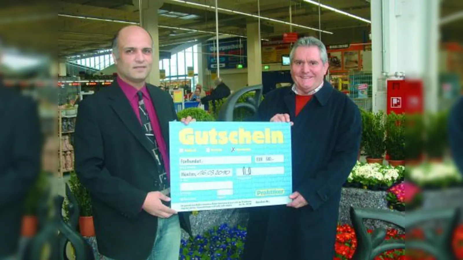 Marktleiter Soheil Riahi (l). überreichte dem strahlenden Helmut Lolacher den 500-Euro-Gutschein für einen ausgiebigen Einkauf im Praktiker-Markt in Neuaubing. (Foto: bb)