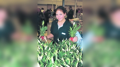 Auszubildende Carolin Riess überraschte die Kunden am Ausgang mit Blumen. (Foto: ls)