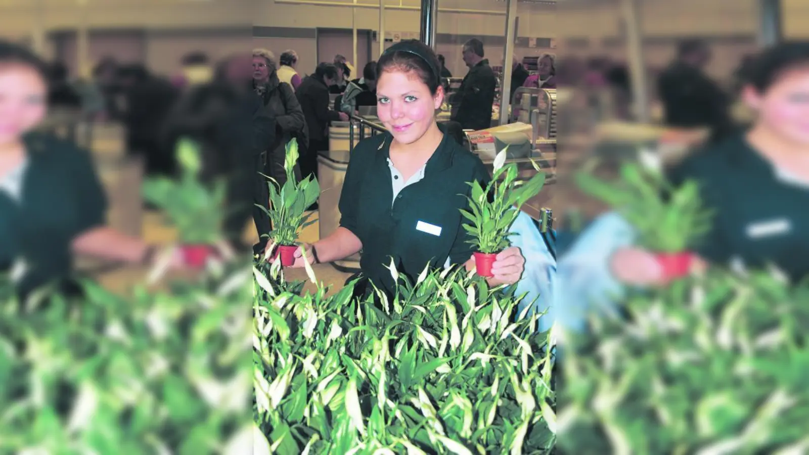 Auszubildende Carolin Riess überraschte die Kunden am Ausgang mit Blumen. (Foto: ls)