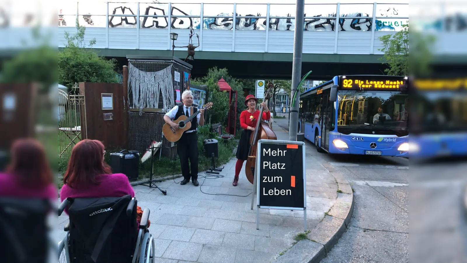 Die Isarschiffer spielen zur Begrüßung der Gäste der Langen Nacht der Musik in den Hebenstreitstr. 2.  (Foto: MPZL)