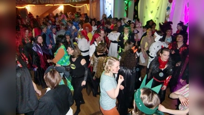 Wenn Superwoman und Pumuckl gemeinsam tanzen – dann ist Weiberfasching im Neuaubinger Pfarrsaal St. Konrad. (Foto: Eva Schraft)