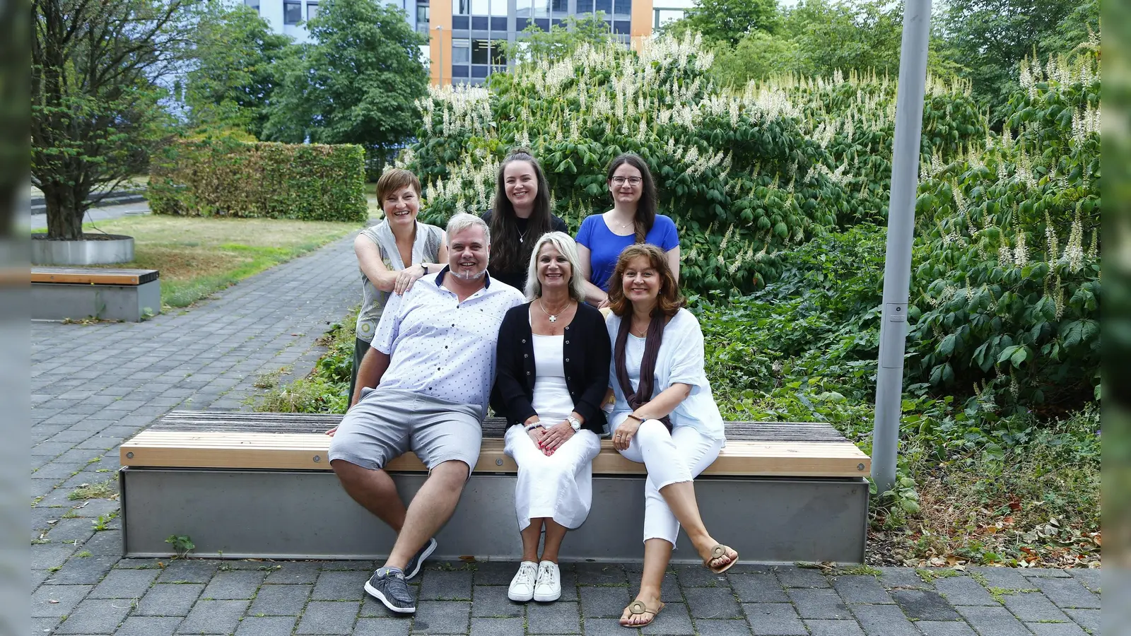 Das Team des ASZ steht für Senioren bereit: (v. h.l.n.r.) Daniela Spießl, Hannah Moser, Antonia Opatril, Michael Wolf, Inge Disanto und Petra Brunner.  (Foto: ASZ Freimann)