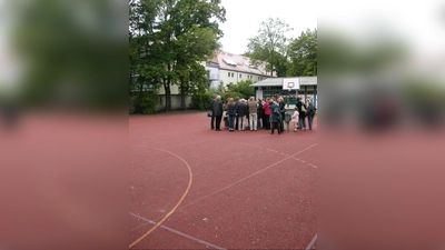 Auf dem Allwetterplatz neben der Turnhalle könnten prinzipiell zwei Container aufgestellt werden. „Es ist ausreichend Platz vorhanden”, so Hans-Jürgen Stein vom Schulreferat. (Foto: SE)