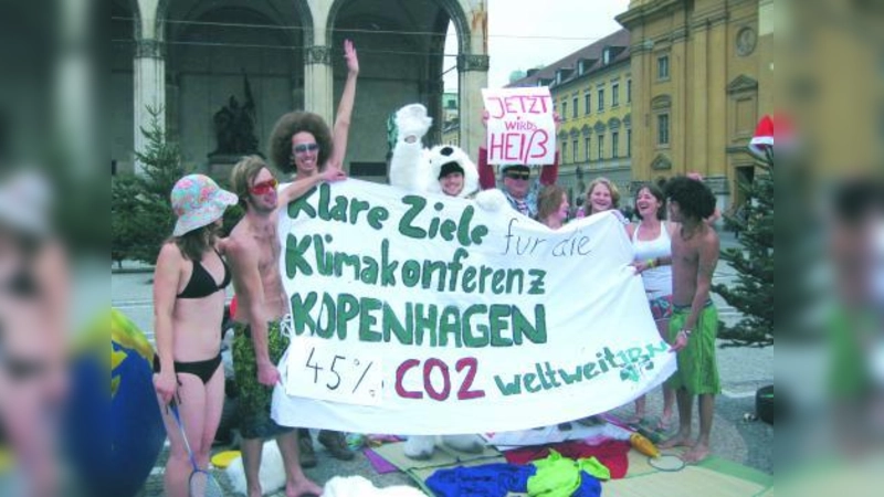 Junge Aktive der JBN in Bikini und Badehose neben Weihnachtsbäumen warnten auf dem Odeonsplatz vor dem Klimawandel. (Foto: © JBN)