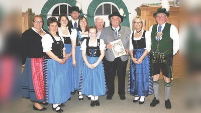 Sonja Fürnrieder, Manuela Fürnrieder, Michaela Haider, Sebastian Fuchs, Sandra Duncan, Katharina Hardi, Hermann Bielmeier, Ehrenmitglied Peter Hartmann, Gabi Hartmann und Arnold Lainer. 	 (Foto: privat)