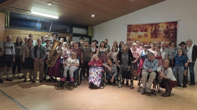 Begleitet von der Landsberger Tanzlmusi hatten die Gäste in Pfarrheim viel Spaß beim Tanzen. (Foto: Lebenshilfe Weilheim-Schongau)