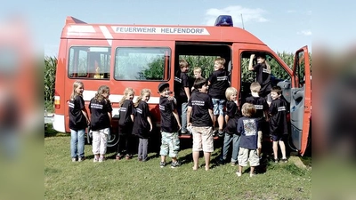 Die teilnehmenden Kinder haben am Ende des Tages ein T-Shirt der Feuerwehr bekommen.              (Foto: VA)