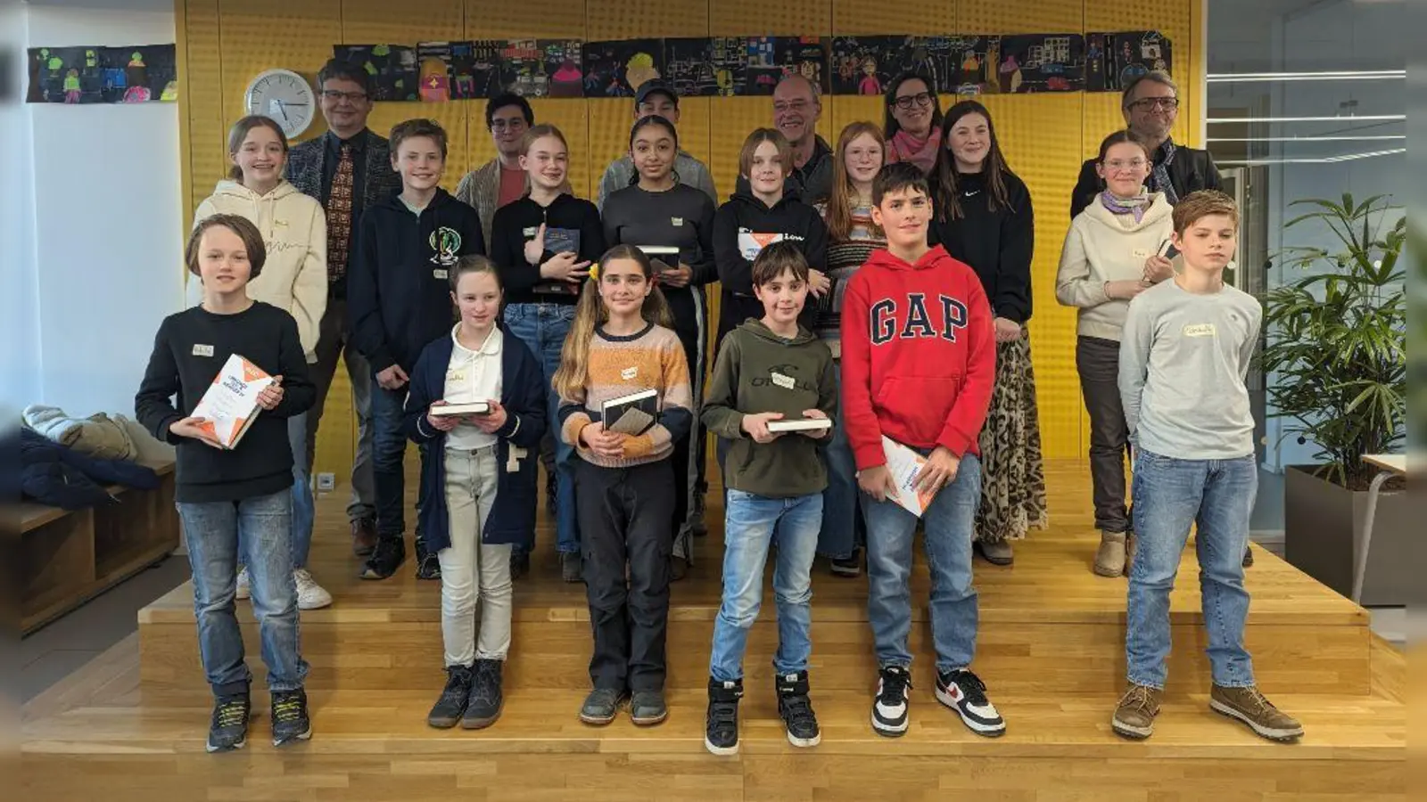 13 weiterführende Schulen aus dem Münchner Westen (Mittel- und Realschulen und Gymnasien aus Allach, Untermenzing, Obermenzing, Pasing und Freiham) haben ihre Schulsieger nach Freiham entsandt. (Foto: Schule)