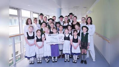 Die Trachtlerjugend Stoanaring spendete 500 Euro an die Ebersberger Geburtshilfestation.  (Foto: Kreisklinik)