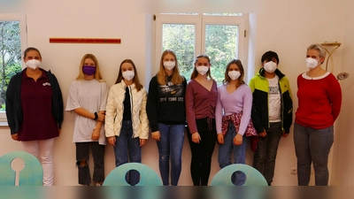 Melanie Gahn (links), Praxisanleiterin BRK Schloss Garatshausen und Katja Schwankhrt (rechts), Heimleitung BRK Schloss Garatshausen, zeigten den Schülerinnen und Schülern der Gautinger Realschulen den abwechslungsreichen Alltag im Pflegeheim. (Foto: BRK Starnberg)