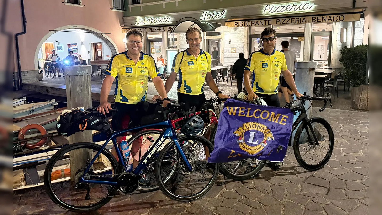 Nach über 15 Stunden fahrt (v.l.n.r.): Sebastian Beichele, Michael Sigmund und Josef Hausner. (Foto: Lions Club Germering)