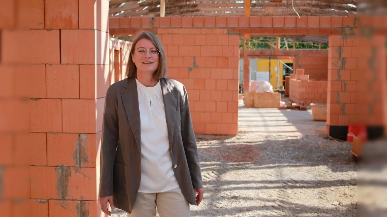 Die neue Projektleiterin Petra Ott begutachtet den Baufortschritt für das Marita-Beissel-Haus. (Foto: Johanniter-Unfall-Hilfe e.V.)