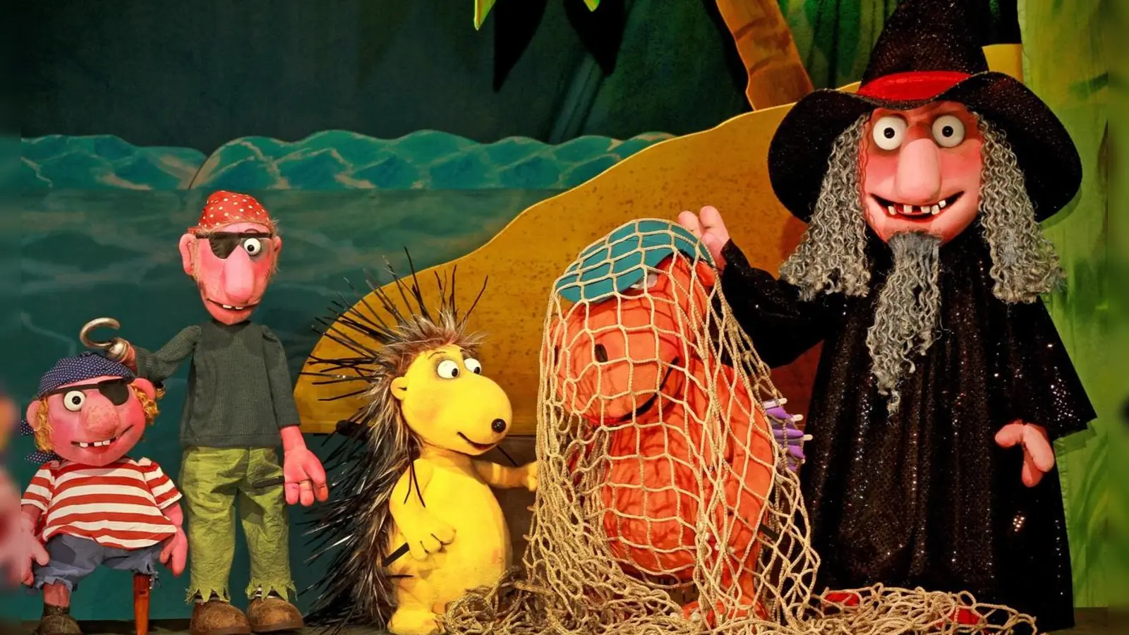 Blöd gelaufen: Der kleine Drache Kokosnuss wird von Piraten gefangen.  (Foto: Kammerpuppenspiele Bielefeld)