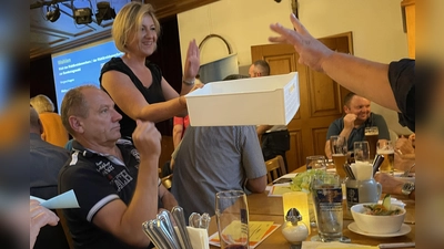 Die Stimmzettel werden bei der Aufstellungsversammlung beim Oberen Wirt in Gilching eingesammelt.  (Foto: pst)