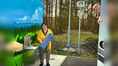 Frank Zellner (Erster Bürgermeister Markt Peißenberg) und Susanne Lengger (Geschäftsführerin Tourismusverband Pfaffenwinkel), die die Entsorgungsstation für das Wohnmobil nutzt. (Foto: Gemeindewerke Peißenberg)