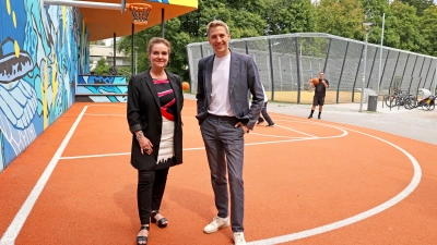Münchens Zweiter Bürgermeister Dominik Krause und Baureferentin Jeanne-Marie Ehbauer im neu gestalteten Echardinger Grünstreifen. (Foto: Michael Nagy/Presseamt)