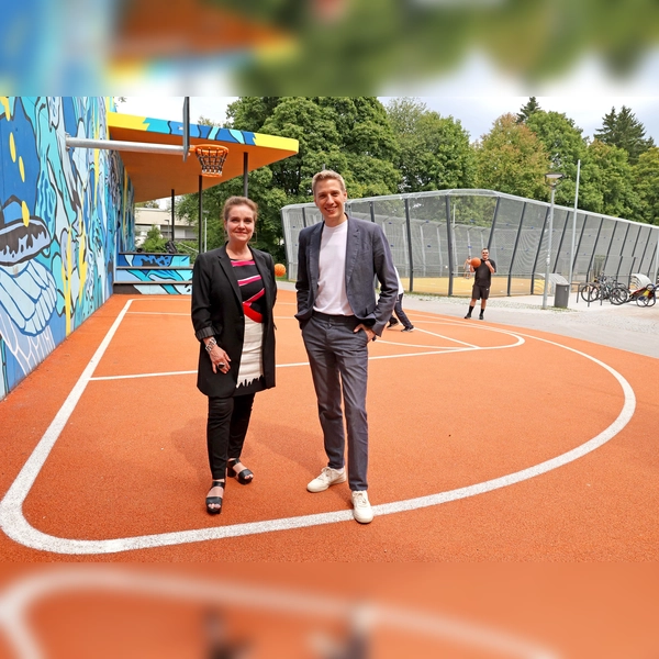 Münchens Zweiter Bürgermeister Dominik Krause und Baureferentin Jeanne-Marie Ehbauer im neu gestalteten Echardinger Grünstreifen. (Foto: Michael Nagy/Presseamt)