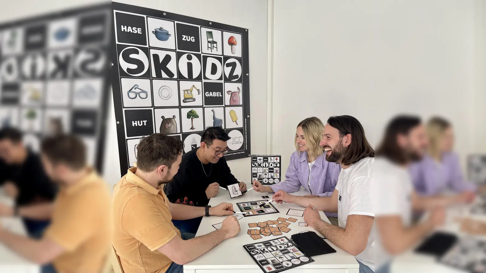  Das Entwickler-Team Nico Coletta,Thao Pham, Valeria Schmitt und Jonas Heim (von links) spielt begeistert sein Förderspiel „SKIDZ“.  (F: ©Christine Tartler/Jugendzentrum Holzkirchen)