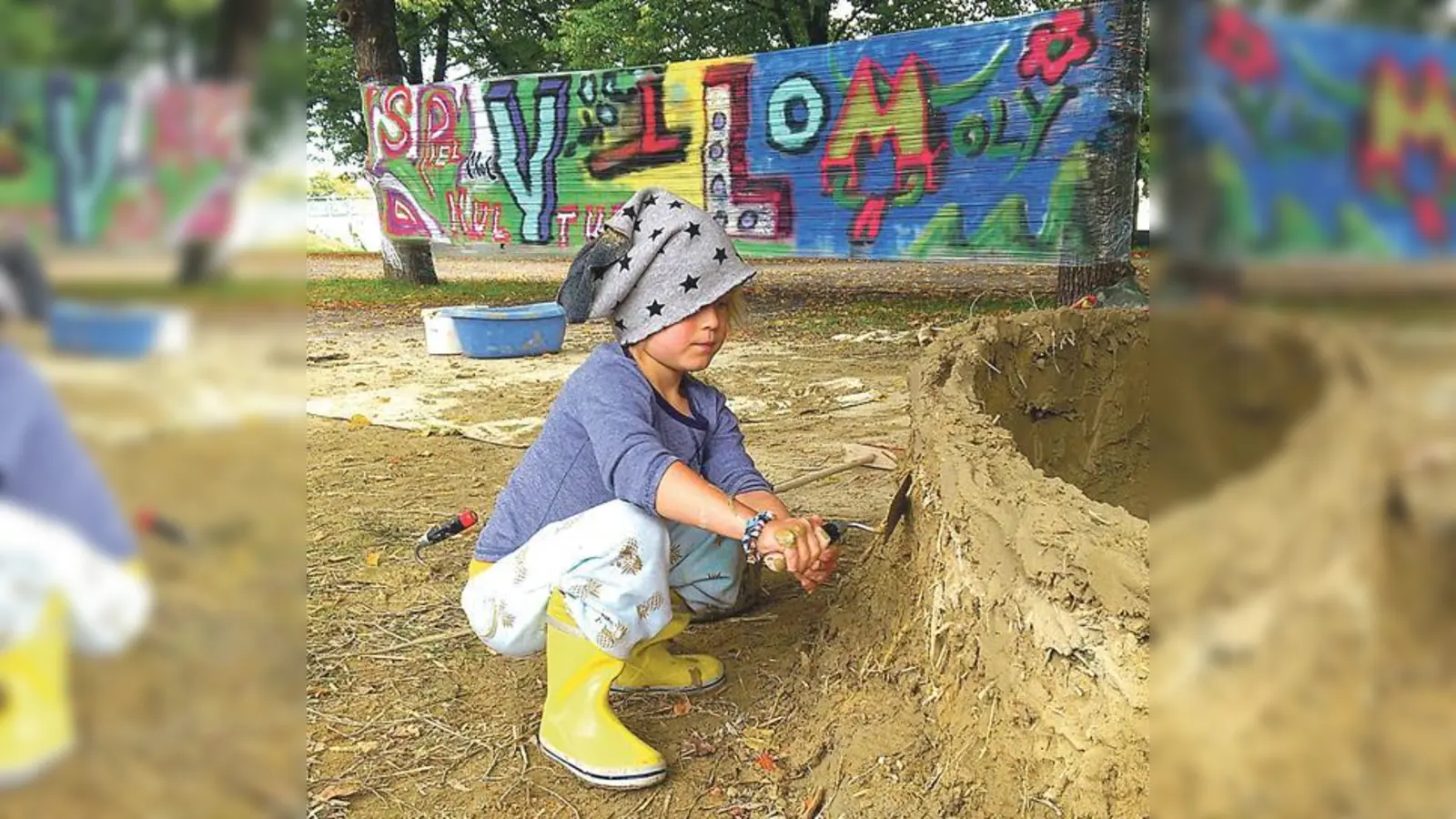 Nach Herzenslust mit und in der Natur spielen können Kids beim Naturspielraum in der Lasallestraße  Matschkleidung nicht vergessen. 	 (Foto: SPIELkultur)