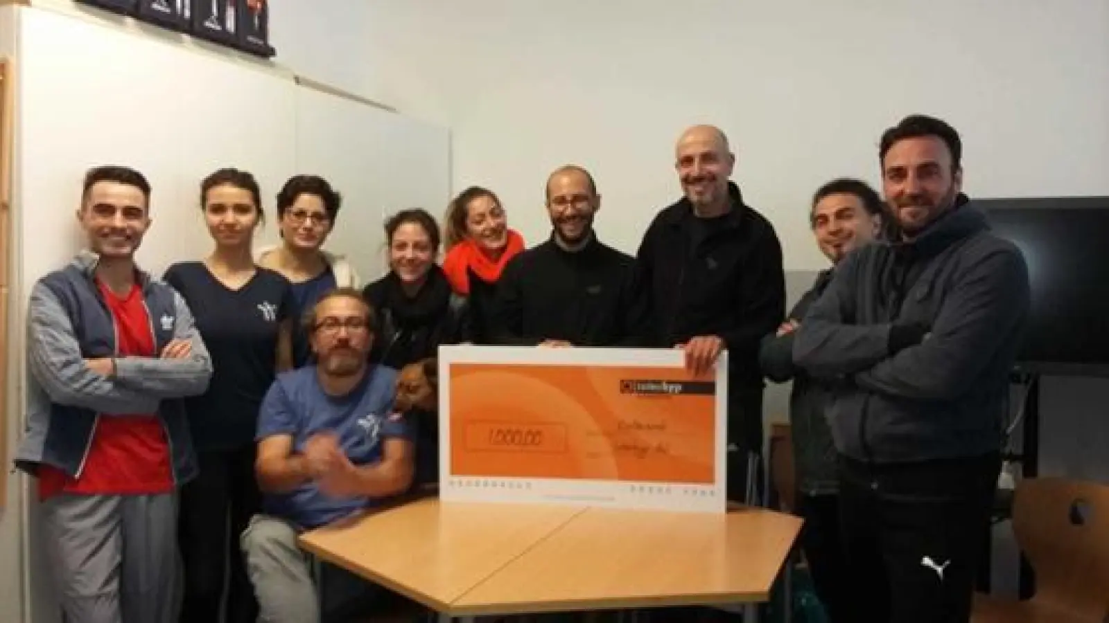 Die Spende von 1.000 Euro wurde in Form eines riesigen symbolischen Schecks überreicht. Vereine wie AKA sind auf Spenden angewiesen.  (Foto: VA)