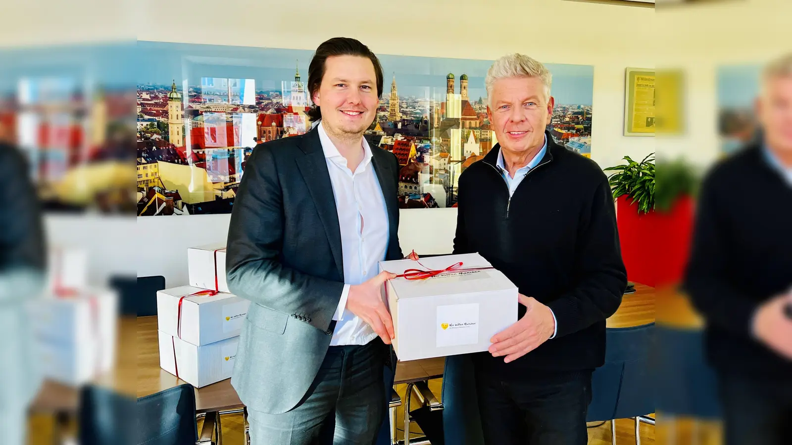 500 der Päckchen, wie sie hier Oberbürgermeister Dieter Reiter (r.) und Maximilian Heller von der Stiftung „Wir helfen München” zeigen, stehen für Obdachlose an den Ausgabestellen (siehe Info-Kasten) zur Abholung bereit.  (Foto: Stiftung "Wir helfen München")