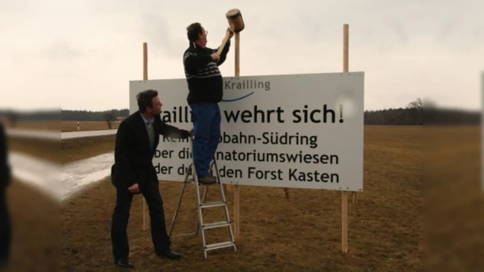 Bauamtsleiter Michael Kuch (links) und Bauhofleiter Josef Huber befestigten am vergangenen Freitag die beiden Schilder „Krailling wehrt sich“ auf der Sanatoriumswiese. (Foto: US)