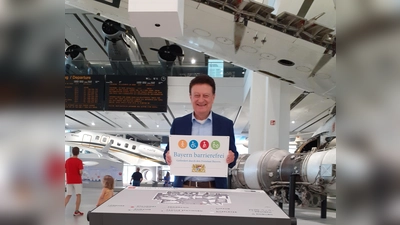 Freut sich sichtlich über die Auszeichnung „Bayern barrierefrei“: Generaldirektor Wolfgang M. Heckl, hier vor einem Tastplan für Sehbehinderte.  (Foto: mha)