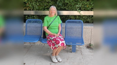 Ingrid Heuer-Schwirz freut sich, dass die Sitzbänke (hier an der Haltestelle Nymphenburger Straße) aufgestellt wurden. (Foto: Ingrid Heuer-Schwirz)