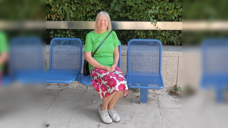 Ingrid Heuer-Schwirz freut sich, dass die Sitzbänke (hier an der Haltestelle Nymphenburger Straße) aufgestellt wurden. (Foto: Ingrid Heuer-Schwirz)