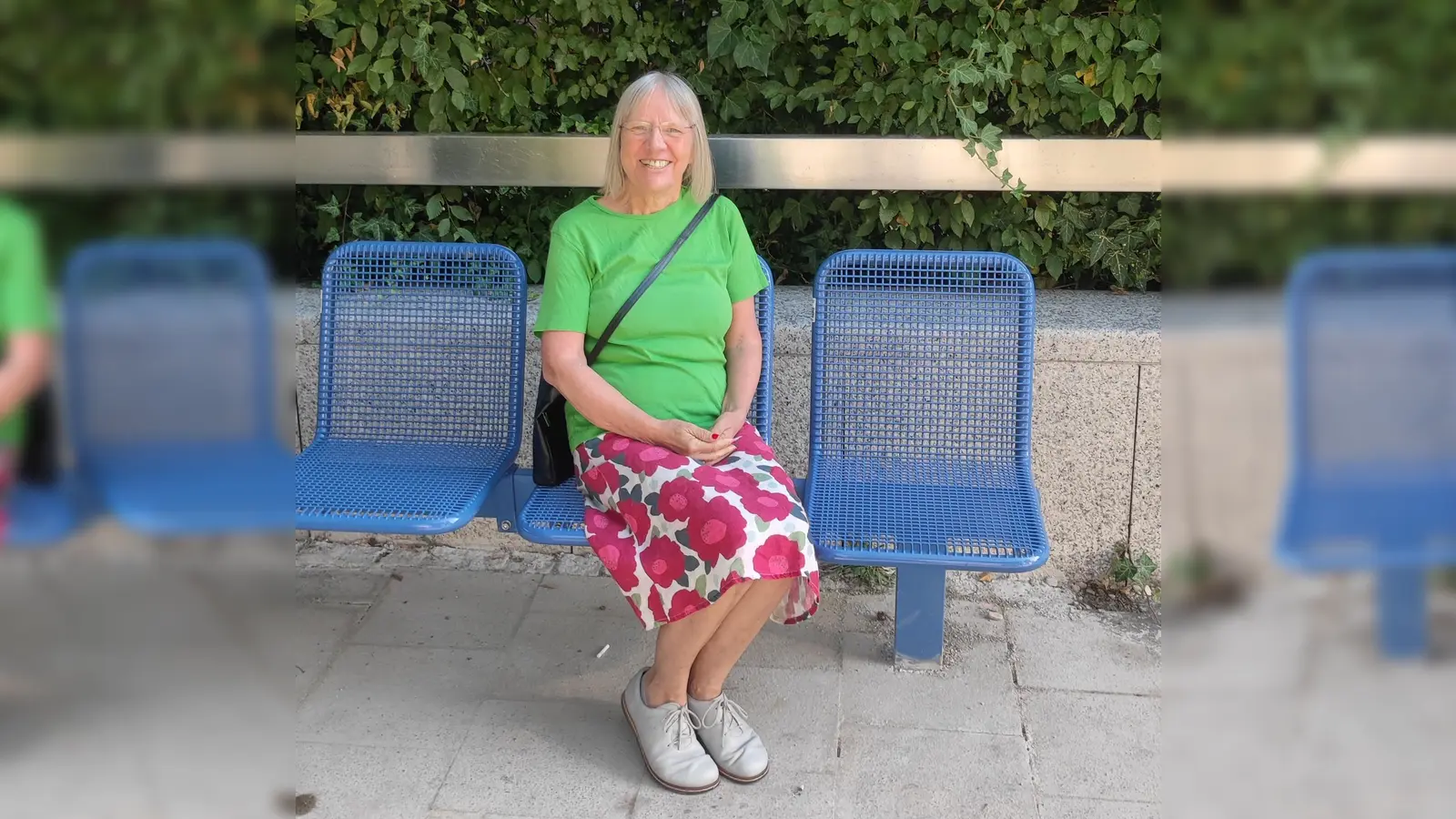 Ingrid Heuer-Schwirz freut sich, dass die Sitzbänke (hier an der Haltestelle Nymphenburger Straße) aufgestellt wurden. (Foto: Ingrid Heuer-Schwirz)