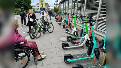 Das wilde Abstellen von E-Rollern am Nordausgang des Pasinger Bahnhofs bereitet Passanten große Probleme. (Foto: Ulrike Seiffert)