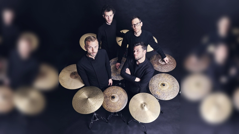 Elbtonal Percussion gestaltet mit Trommeln, Becken, Schellen, Vibraphonen, Gongs und japanischen Fasstrommeln im Januar ein mitreißendes Konzert. Das Ganze ist auch eine visuell beeindruckende Bühnenshow. (Foto: Steven Haberland)