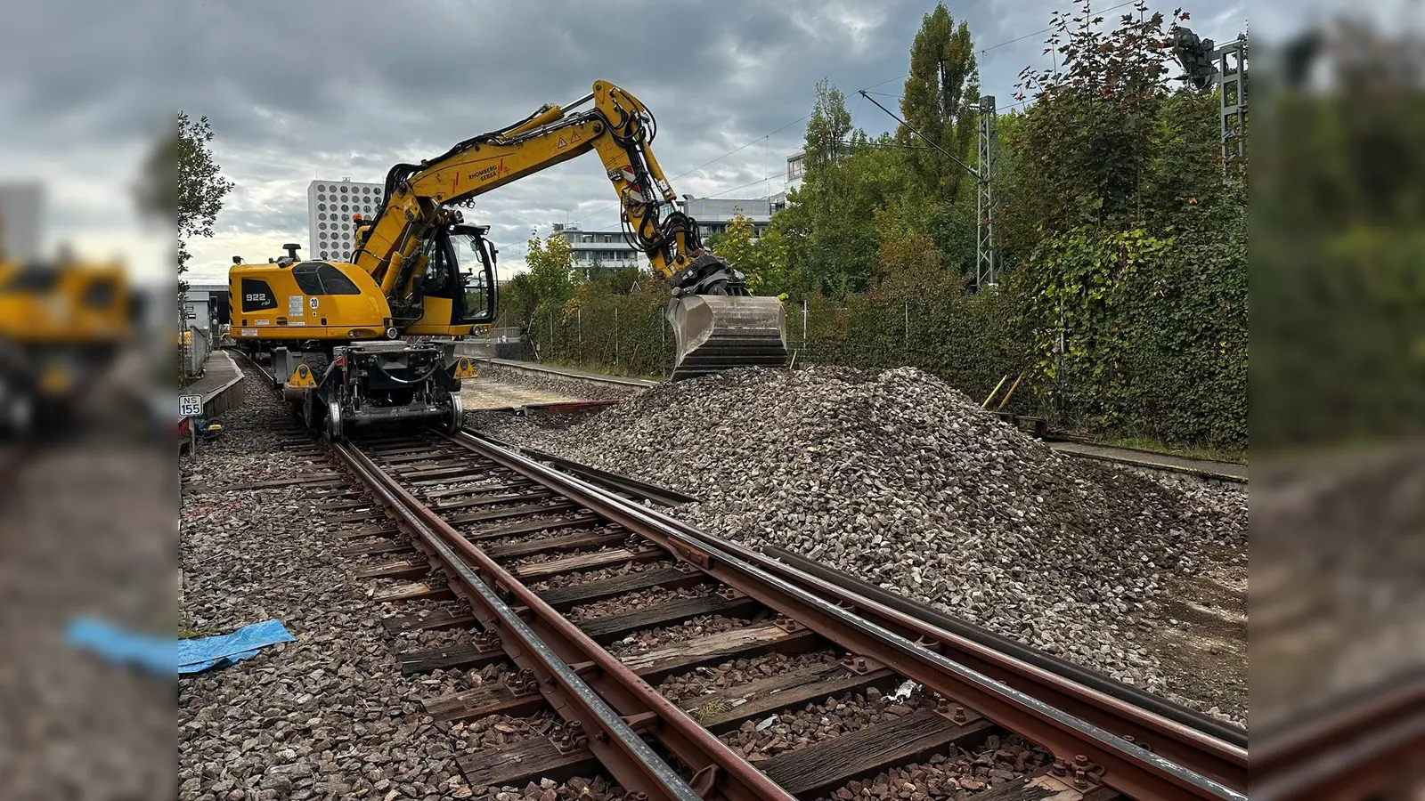 Die Arbeiten an der Elektrik am Bahnhof Therese -Giehse -Allee und an der Weichenanlage in Neuperlach Süd laufen auf Hochtouren.  (Foto: SWM/MVG)