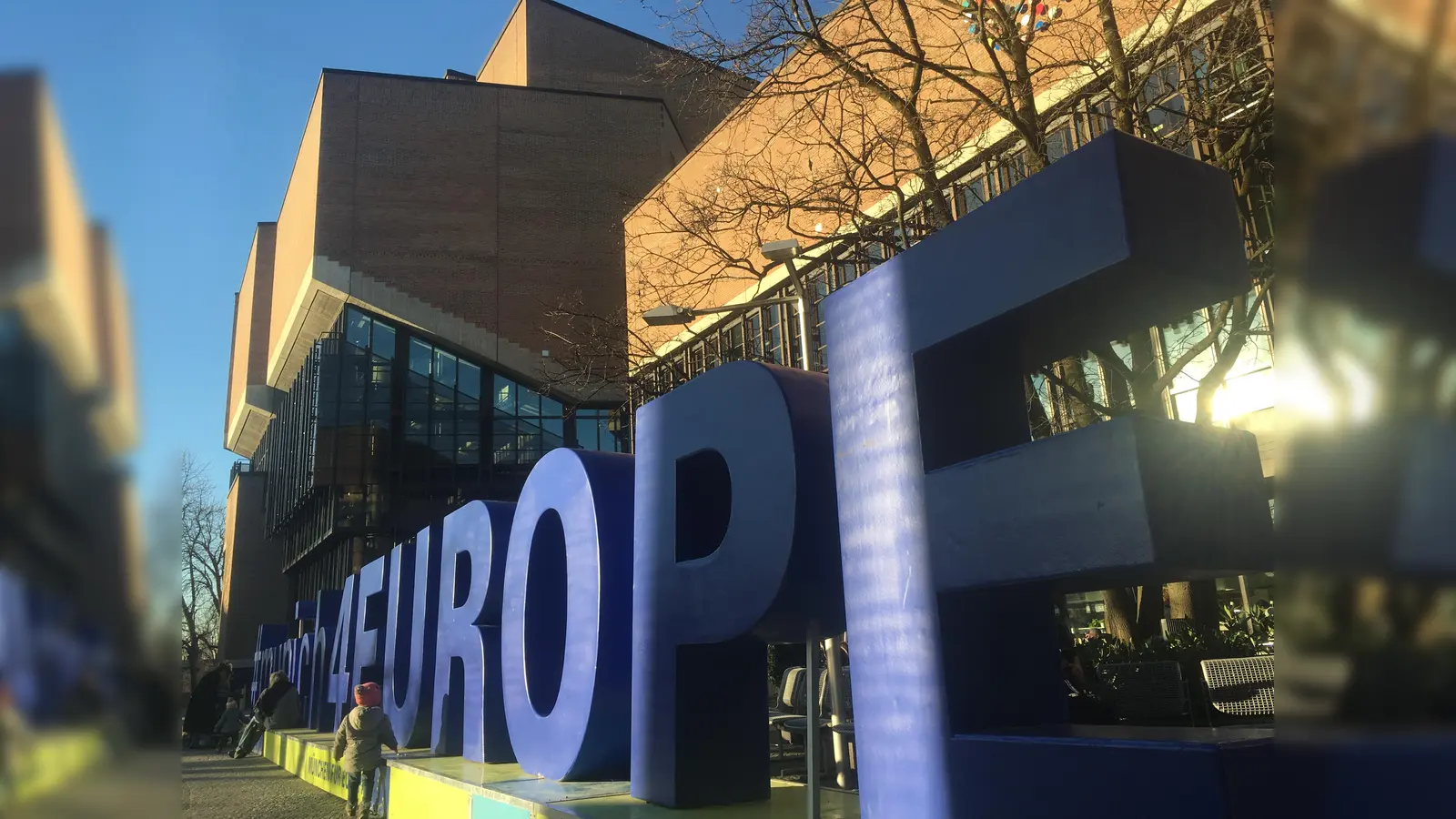 Bis zum 7. Mai wird der Schriftzug "‘#munich4EUROPE" am Gasteig stehen. (Foto:  Gasteig München GmbH)