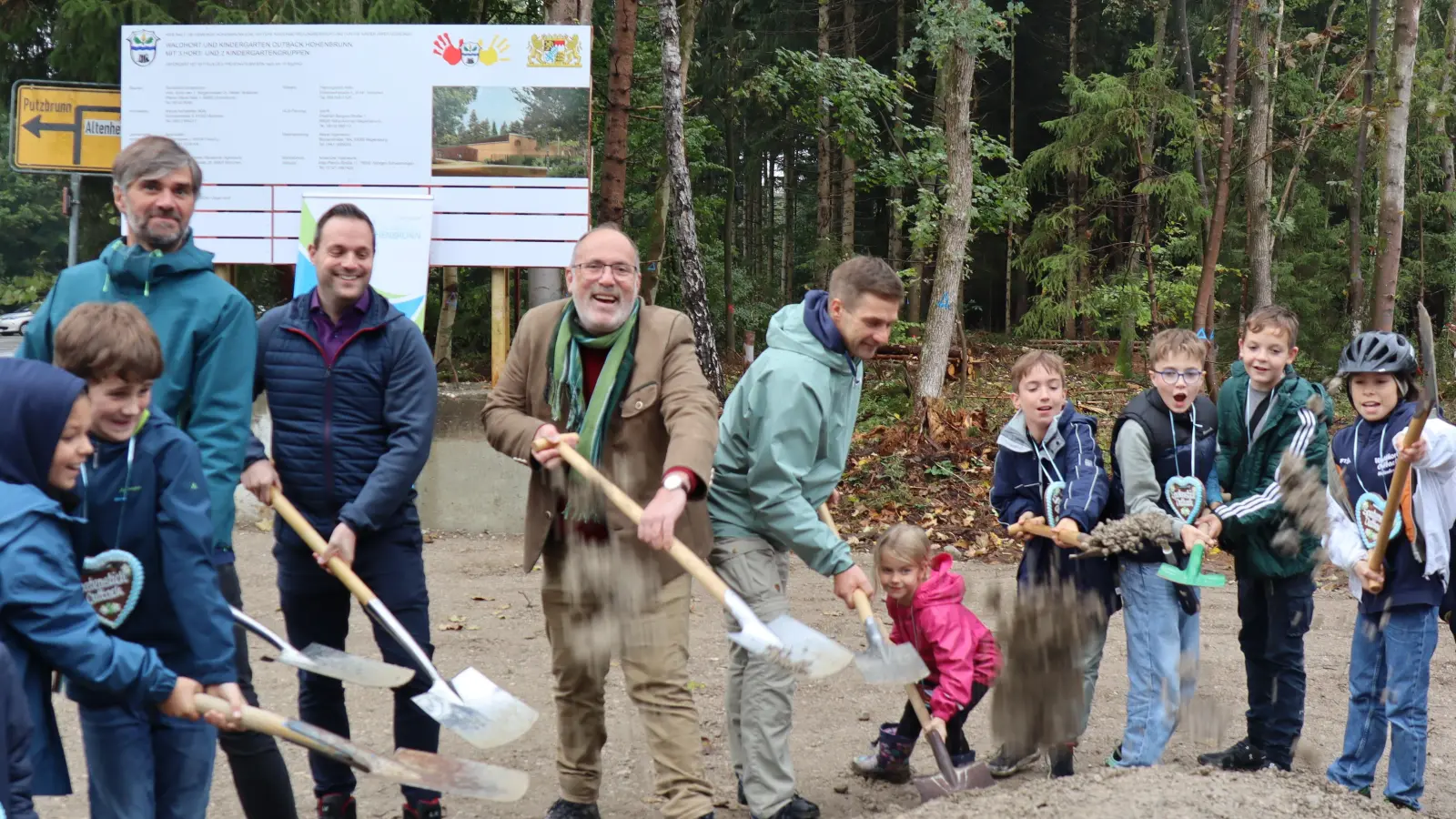 Beim Spatenstich für den Waldhort und -kindergarten Outback (von links): Sebastian Hrycyk (Hrycyk Architekten BDA), Martin Strobl (Leitung Bauamt), Stefan Straßmair (Erster Bürgermeister Gemeinde Hohenbrunn) und Christian Kleiber (Leitung Waldhort Outback) mit helfenden Kindern. (Foto: Gemeinde Hohenbrunn)
