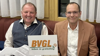 Florian Ernstberger (r.) geht erneut für der Bürgerverein Gräfelfing-Lochham e.V. in den Bürgermeisterwahlkampf. Stellvertretender Landrat Otto Bußjäger (l.) leitete die Wahl zur Kandidatur. (Foto: Ulrike Seiffert)