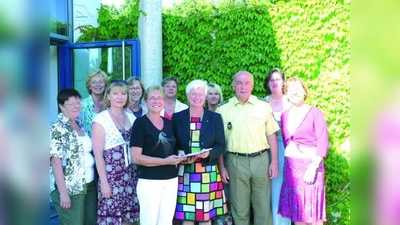 FU-Ortsvorsitzende Gabriele Pichelmaier übergab Bundestagsvizepräsidentin Gerda Hasselfeldt 886 Unterschriften. (Foto: pi)