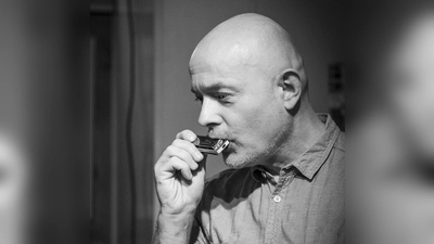 Thomas Hippe vermittelt bei dem Bluesharp-Grundkurs Wissenswertes rund um die Mundharmonika. (Foto: Hilke Opelt)